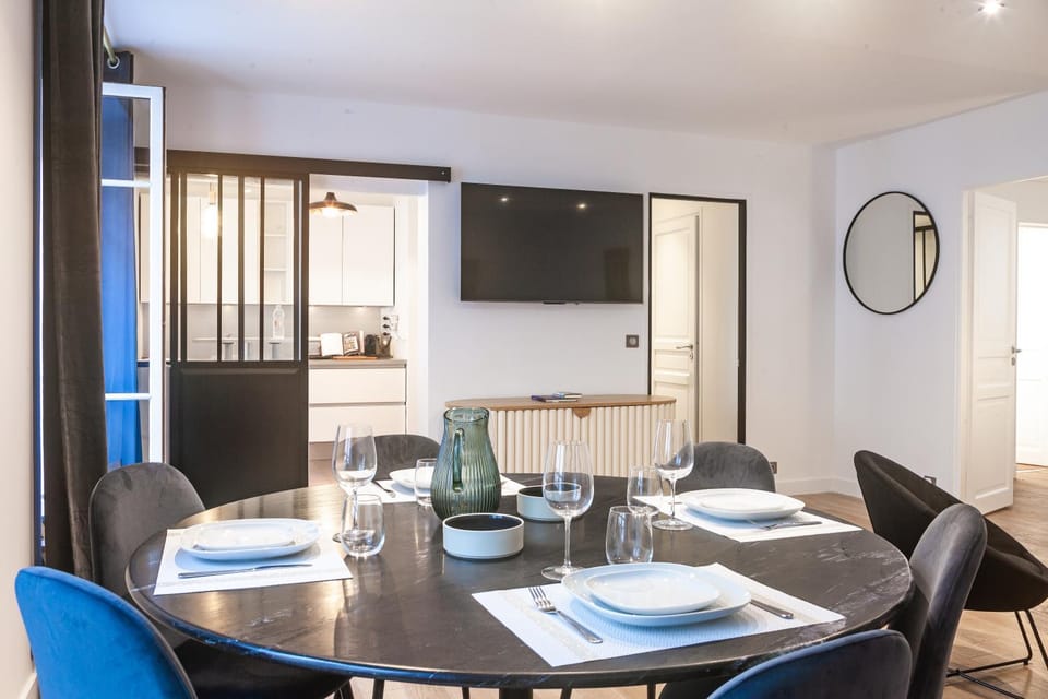 TV and multimedia, Kitchen or kitchenette, Living room, Seating area, Dining area