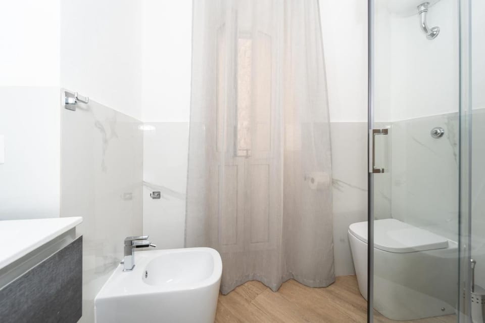 Shower, Toilet, Bathroom, bidet, towels