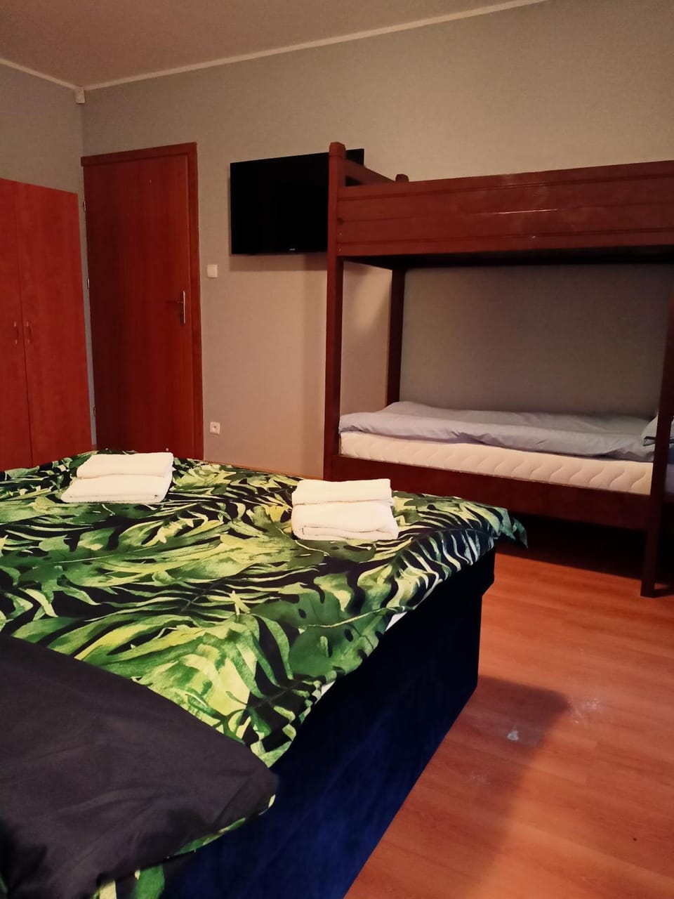 Photo of the whole room, bunk bed