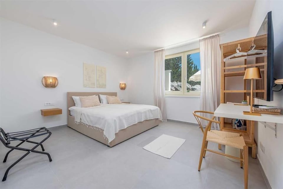 Bed, Day, Photo of the whole room, Decorative detail, Bedroom, Time of day