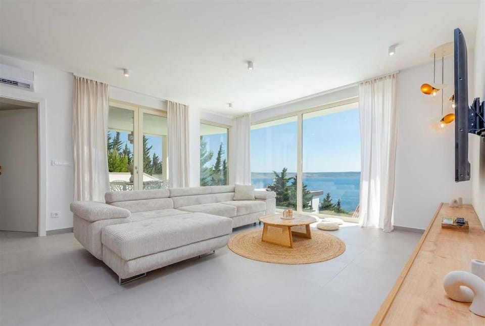 TV and multimedia, Living room, Seating area, Evening entertainment, Sea view