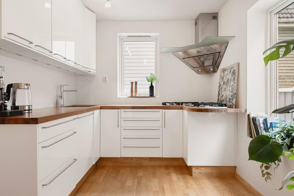 Coffee/tea facilities, Kitchen or kitchenette, stove