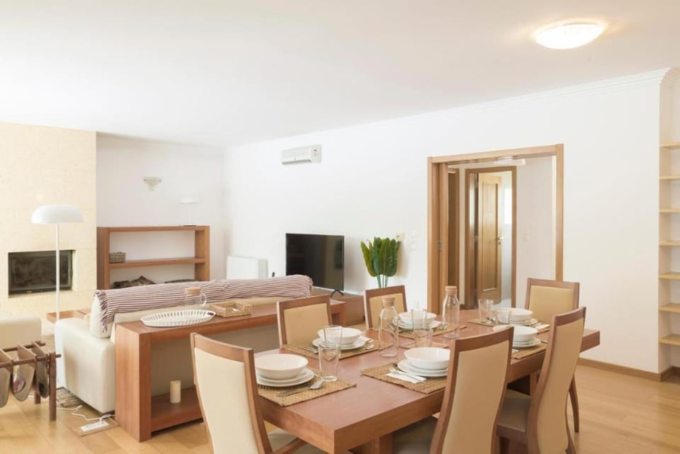 Communal lounge/ TV room, Living room, Dining area, air conditioner