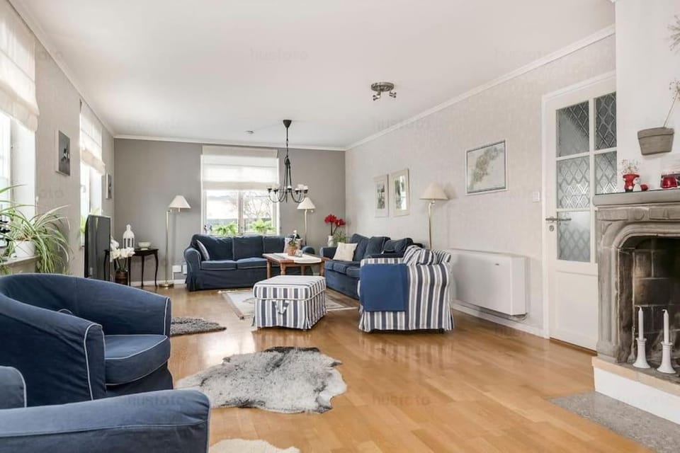 Living room, Seating area, internet