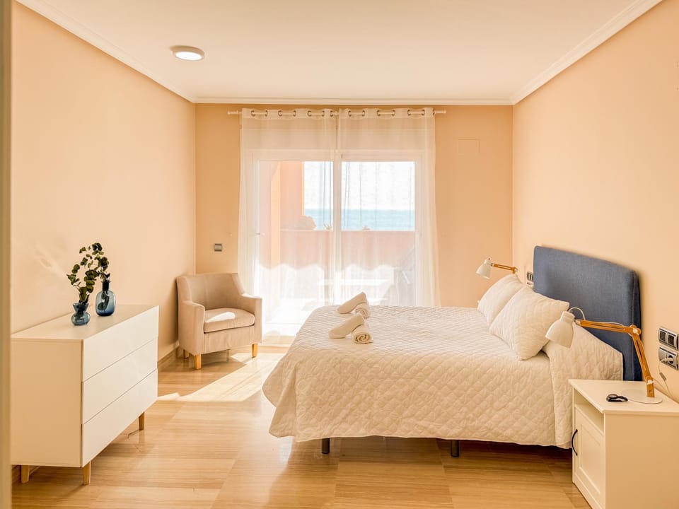 Photo of the whole room, Bedroom