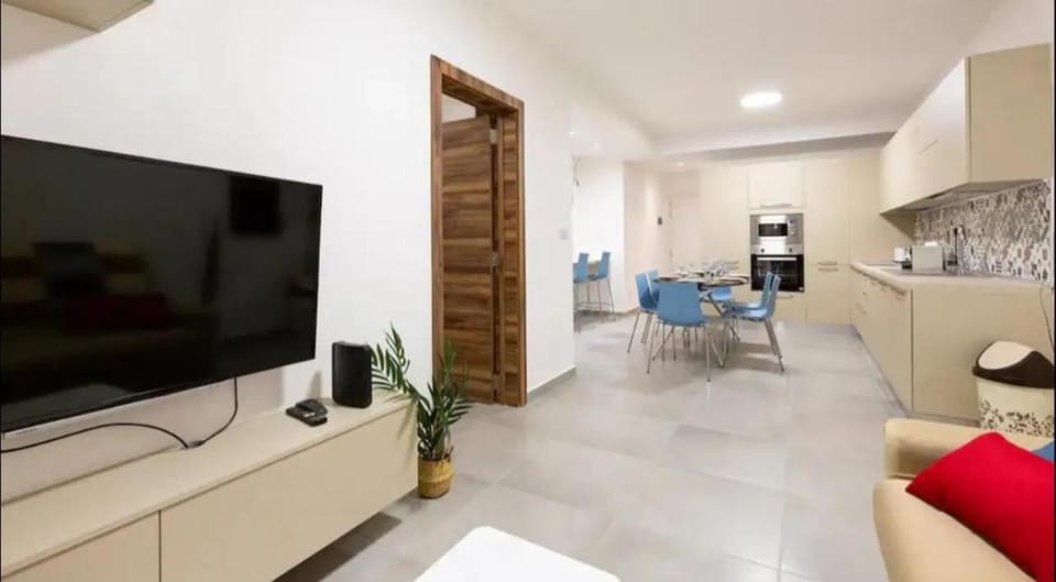 Communal lounge/ TV room, TV and multimedia, Kitchen or kitchenette, Living room, Seating area, Dining area, Evening entertainment, oven