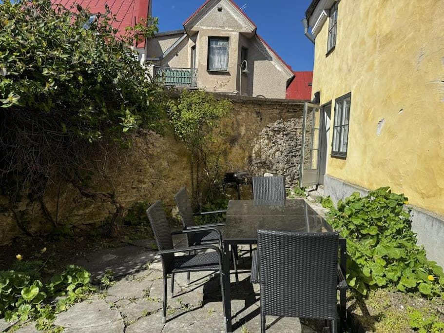 Patio, Dining area