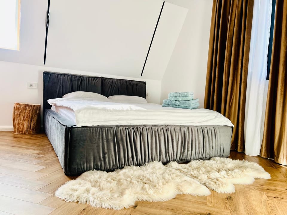 Bedroom, towels