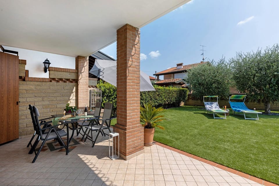 Property building, Balcony/Terrace, Living room