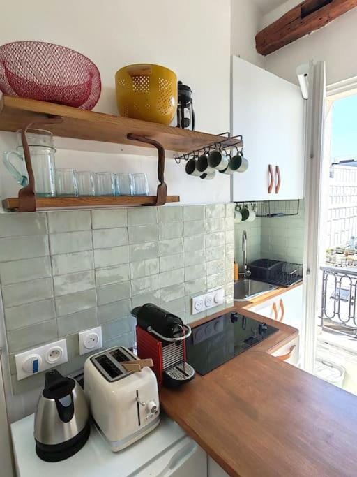 Kitchen or kitchenette, Dining area, stove, toaster