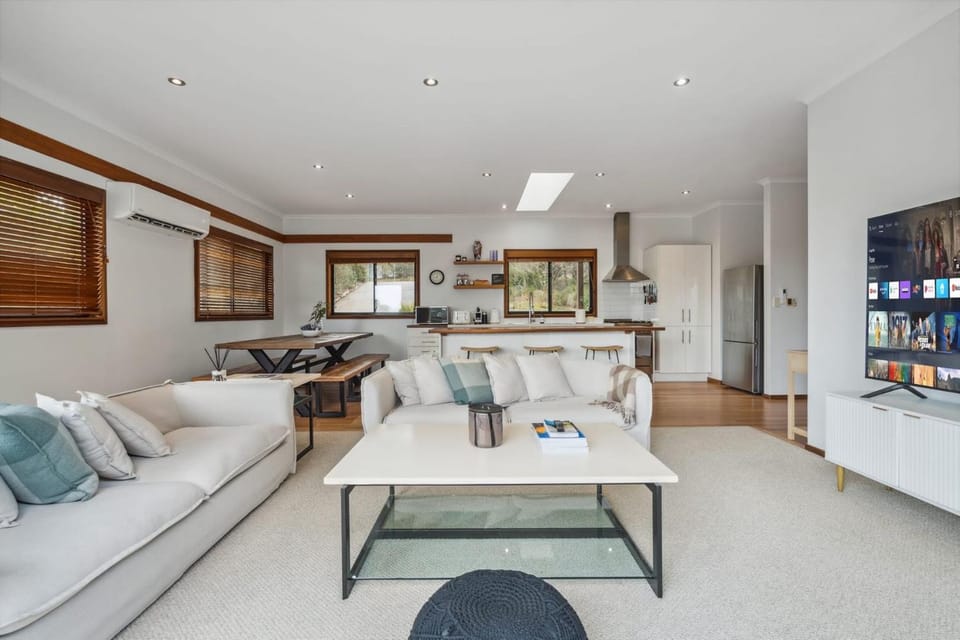 The Mount Vic Escape Fire Pit & Bush Views House in Mount Victoria