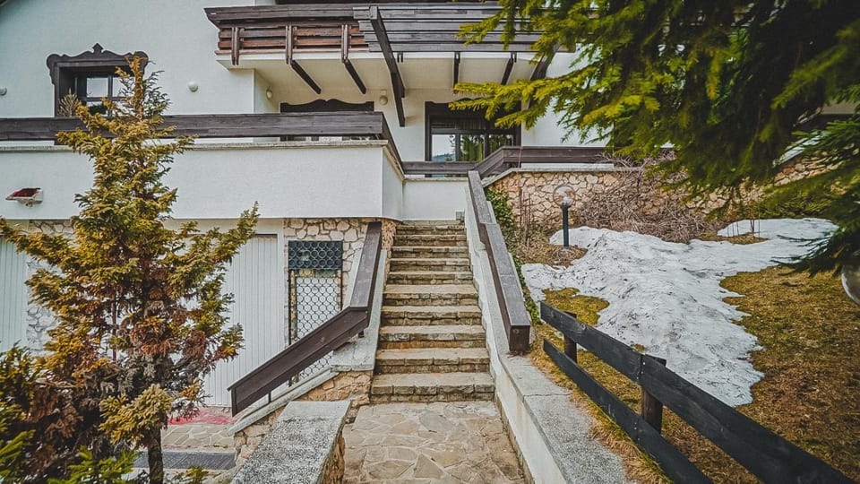 Property building, Day, Balcony/Terrace