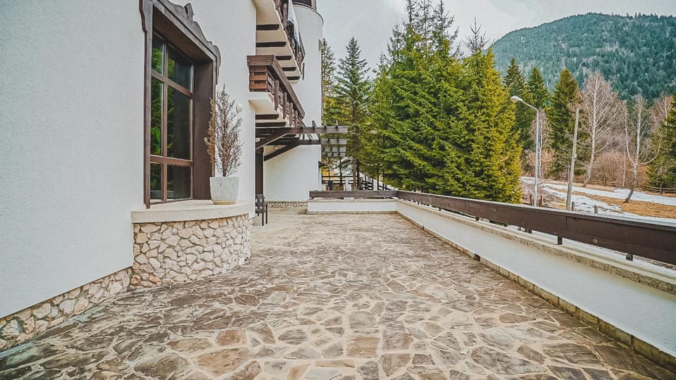 Property building, Natural landscape, Balcony/Terrace, Mountain view