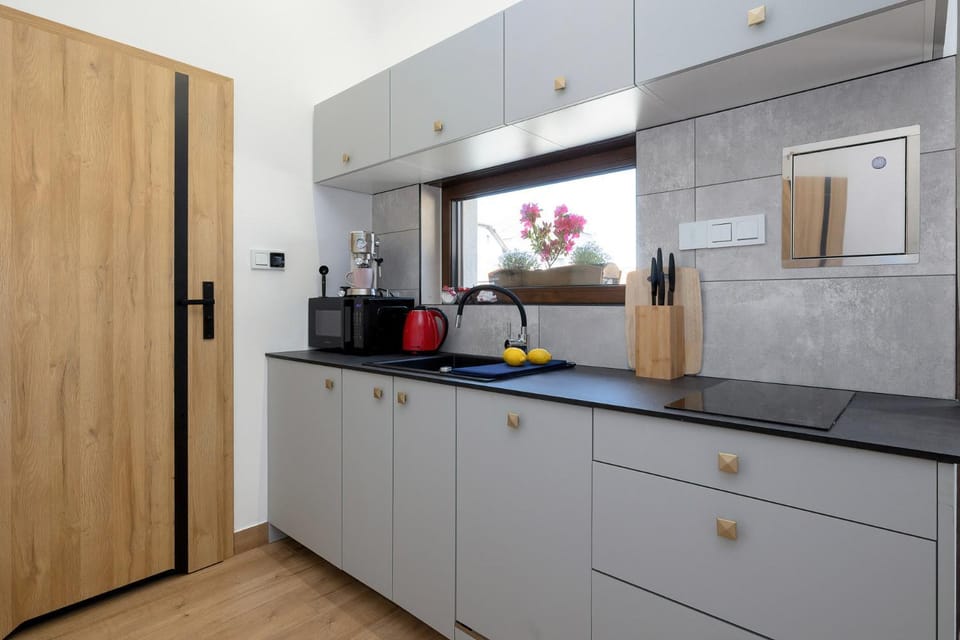 Coffee/tea facilities, Kitchen or kitchenette, oven, stove