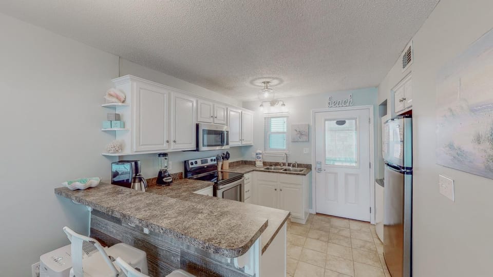 Top Floor Beachside Condo in Gulf Shores Sleeps 6 House in West Beach