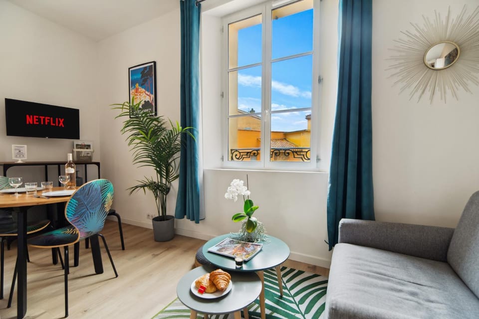 CHIC - Climatisé - 2 pas du port - Place aux Herbes Apartment in Saint-Tropez