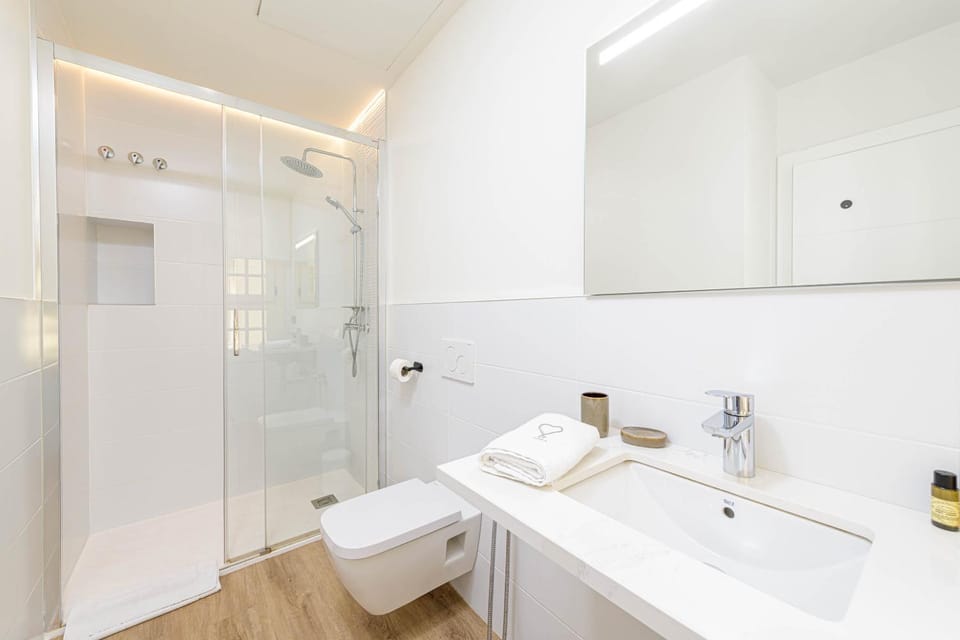 Shower, Toilet, towels