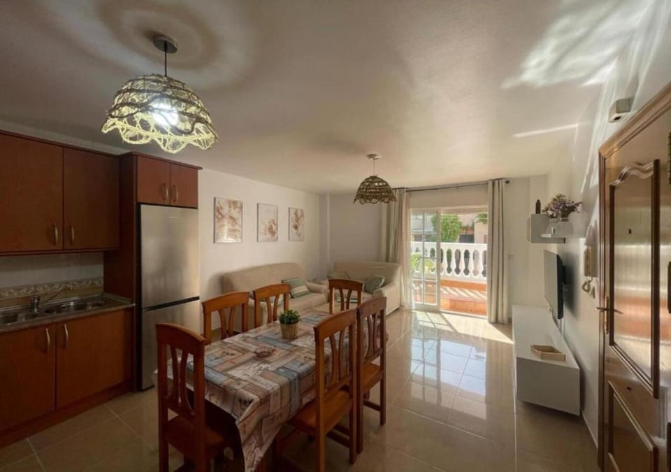 Kitchen or kitchenette, Living room, Seating area, Dining area, oven, stove