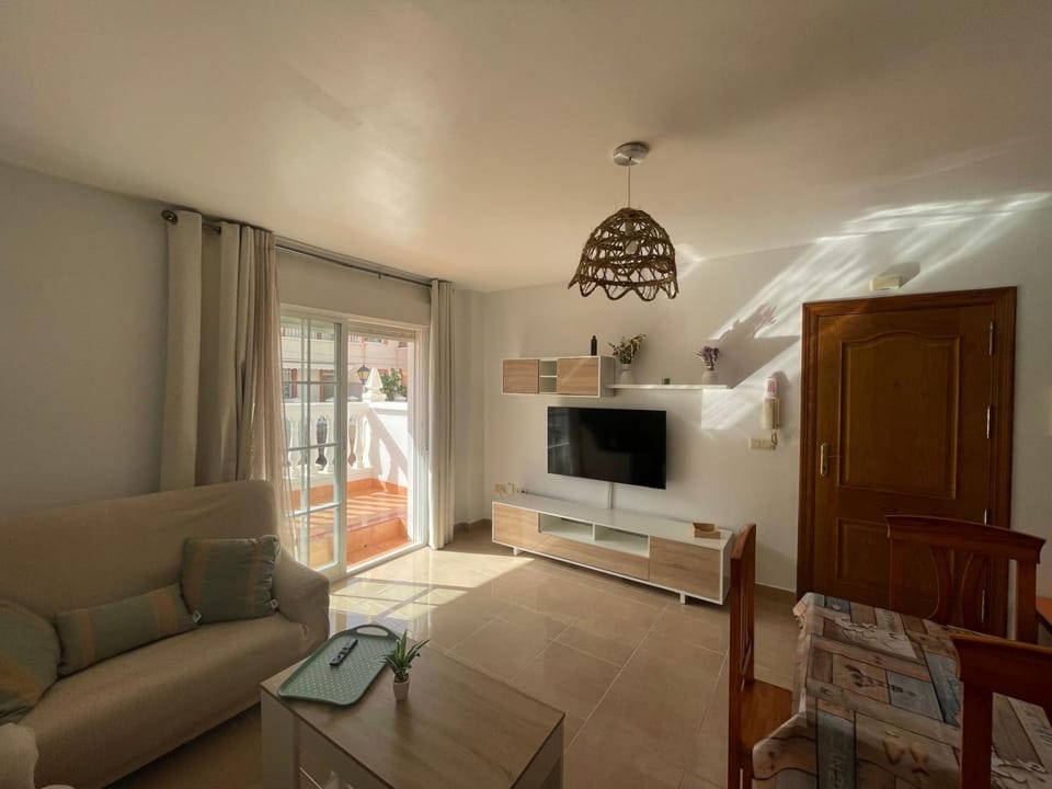 TV and multimedia, Living room, Seating area, Evening entertainment