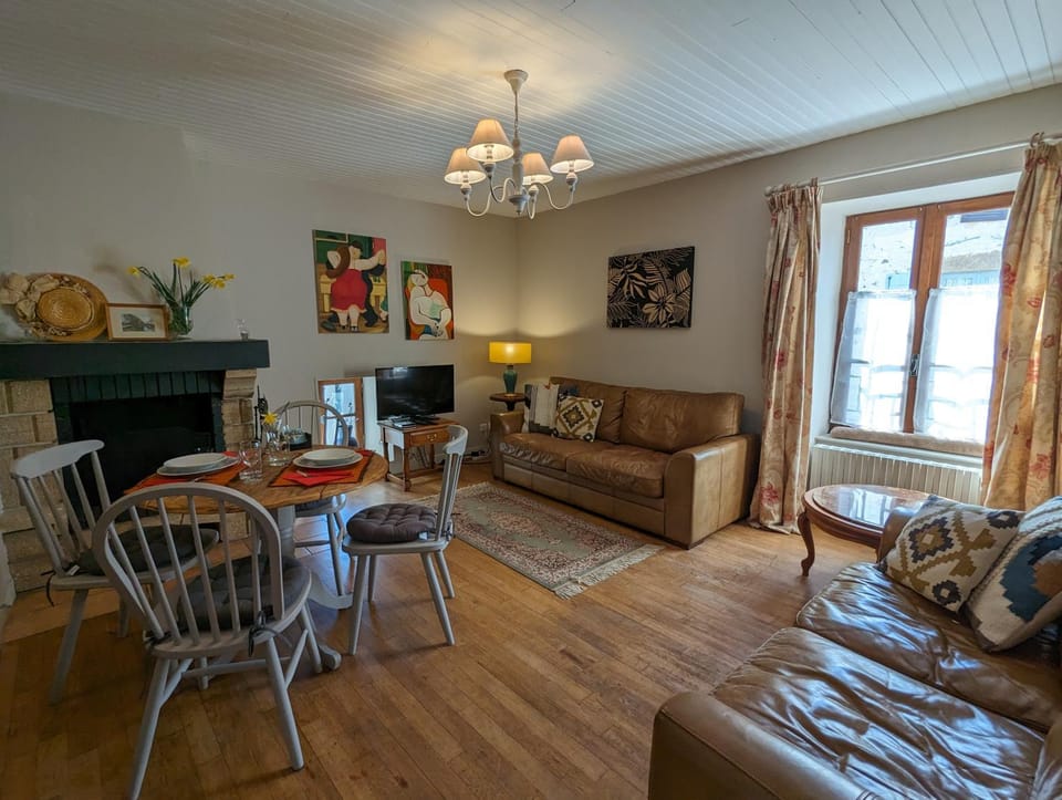Living room, Seating area, Family