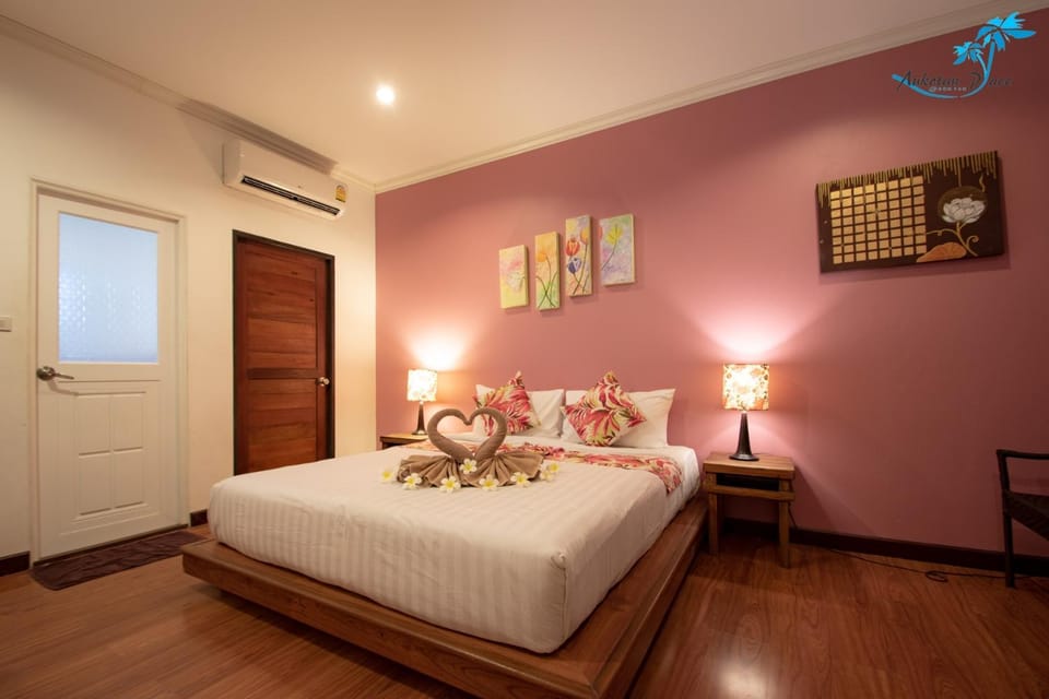 Bed, Photo of the whole room, Decorative detail, air conditioner
