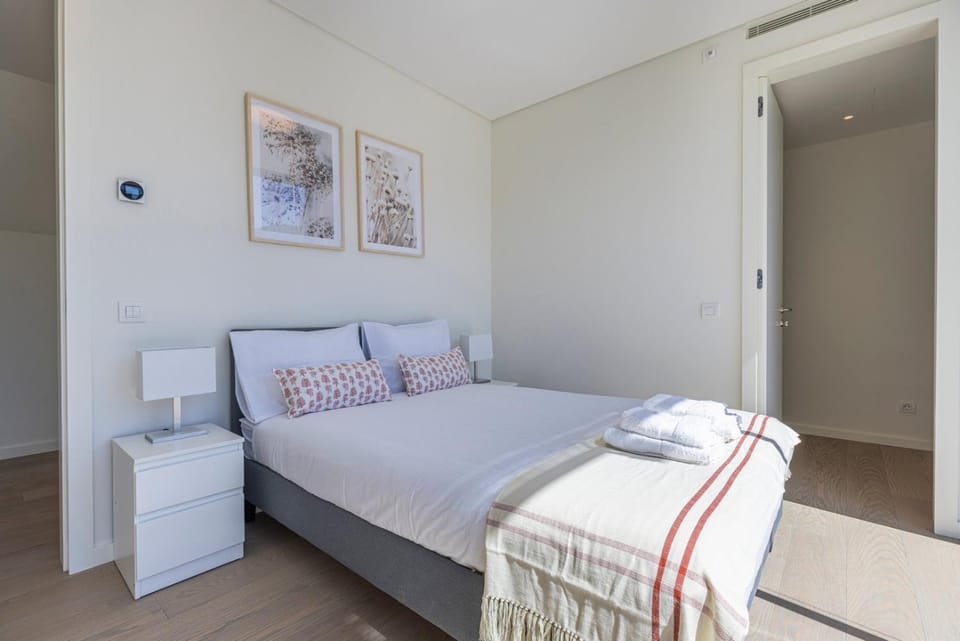 Bed, Bedroom, towels, wardrobe