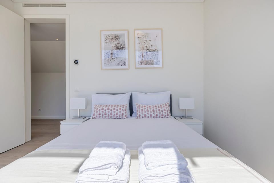 Bed, Bedroom, towels