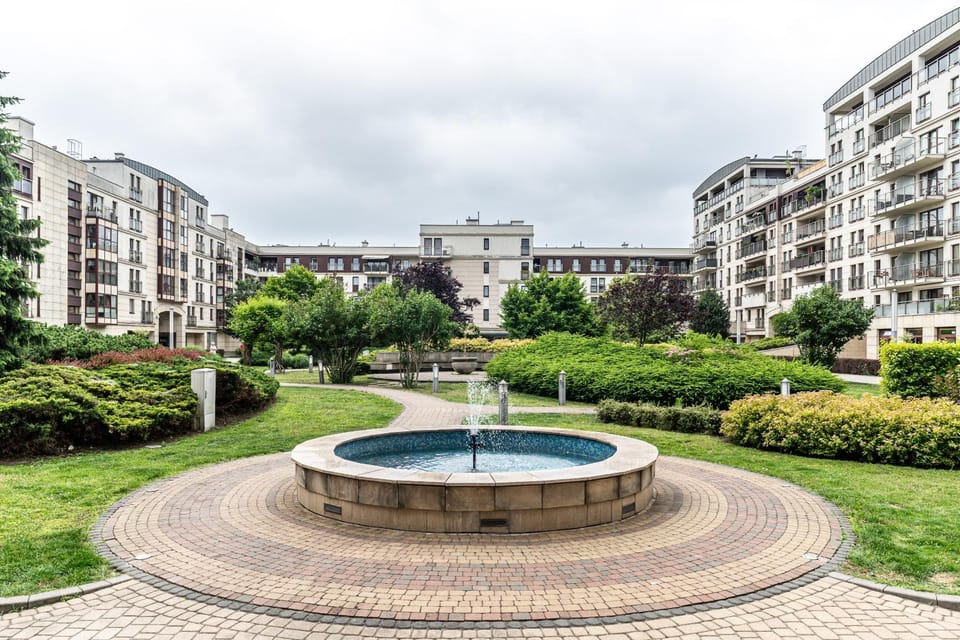 Property building, Day, Garden, Location