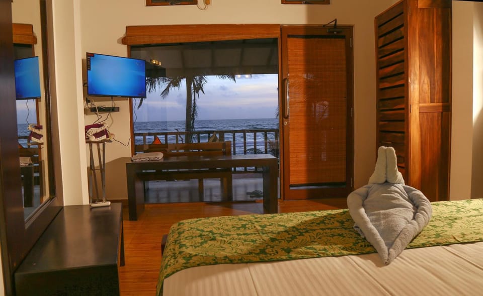 Communal lounge/ TV room, Bed, TV and multimedia, View (from property/room), Balcony/Terrace, Living room, Photo of the whole room, Bedroom, Sea view, air conditioner