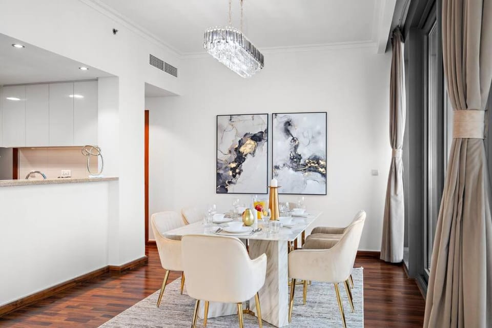 Luxury 4BR Flat, Downtown Dubai, Pool, Gym, PS5, Sleeps 11 Guests Apartment in Dubai