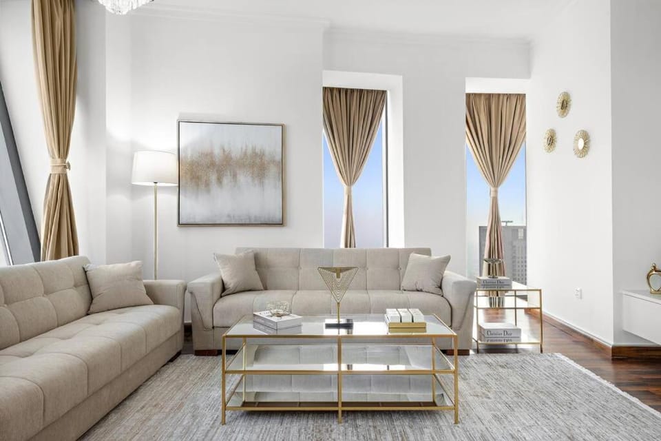 Luxury 4BR Flat, Downtown Dubai, Pool, Gym, PS5, Sleeps 11 Guests Apartment in Dubai