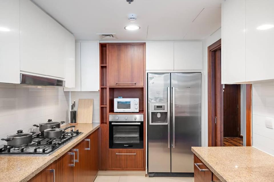Luxury 4BR Flat, Downtown Dubai, Pool, Gym, PS5, Sleeps 11 Guests Apartment in Dubai