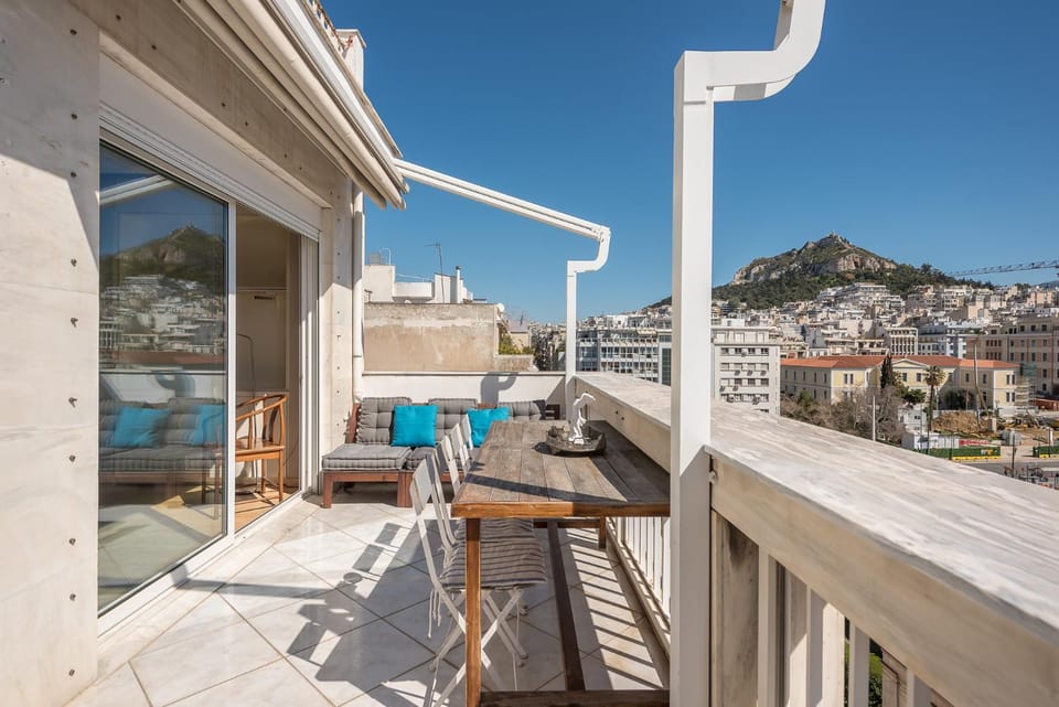 Natural landscape, View (from property/room), Balcony/Terrace, Seating area, Dining area, City view, Mountain view