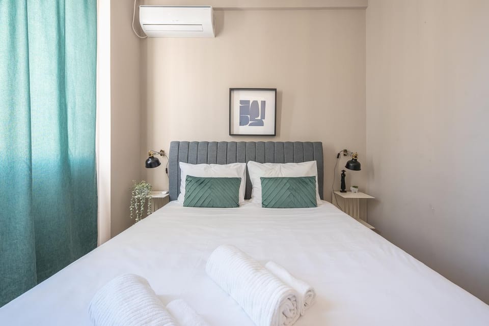 Bed, Bedroom, towels, air conditioner