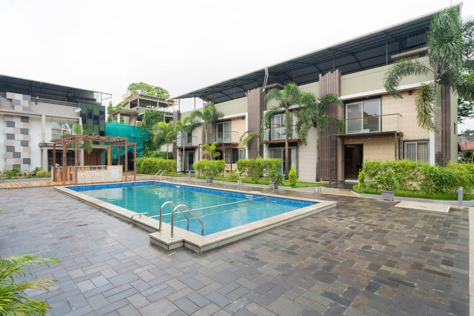 Property building, Day, Pool view, Swimming pool, sunbed