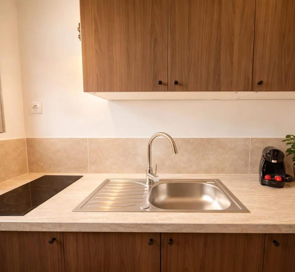 Coffee/tea facilities, Kitchen or kitchenette, storage, stove, wardrobe