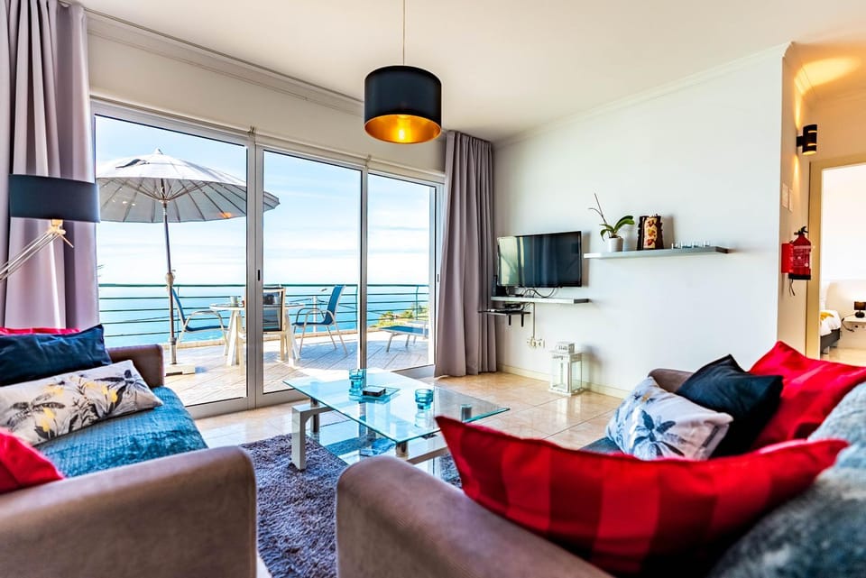 Bed, TV and multimedia, View (from property/room), Balcony/Terrace, Living room, Sea view