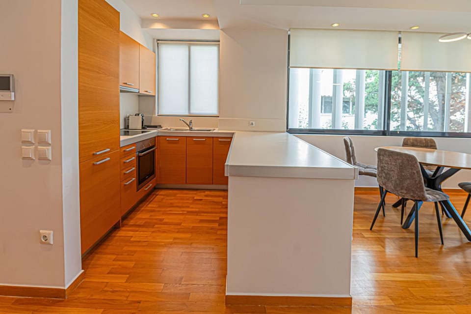 Kitchen or kitchenette, Dining area, oven