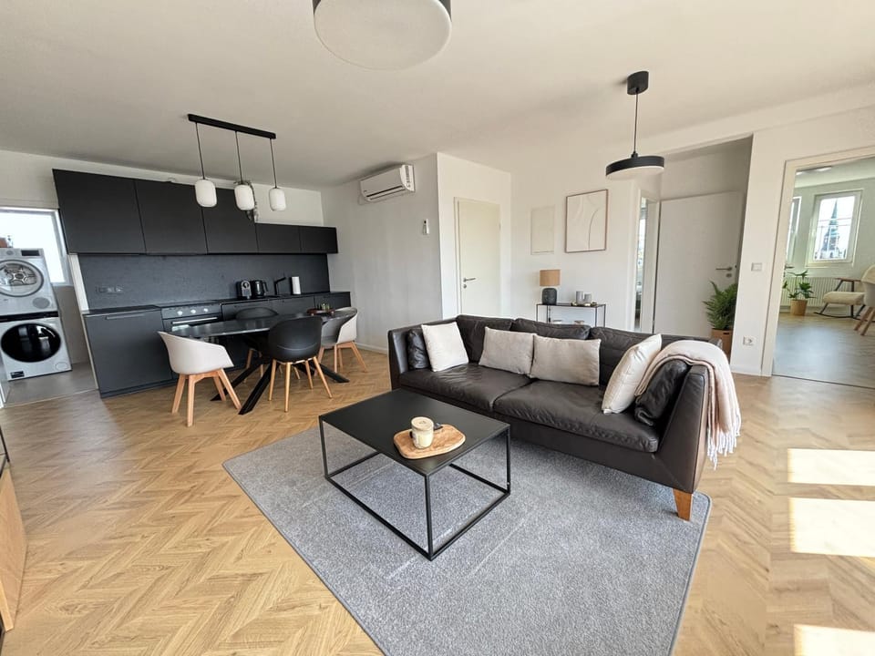 Kitchen or kitchenette, Living room, Seating area, Dining area
