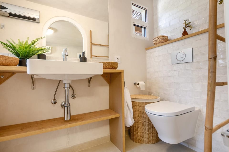 Bathroom, Living room