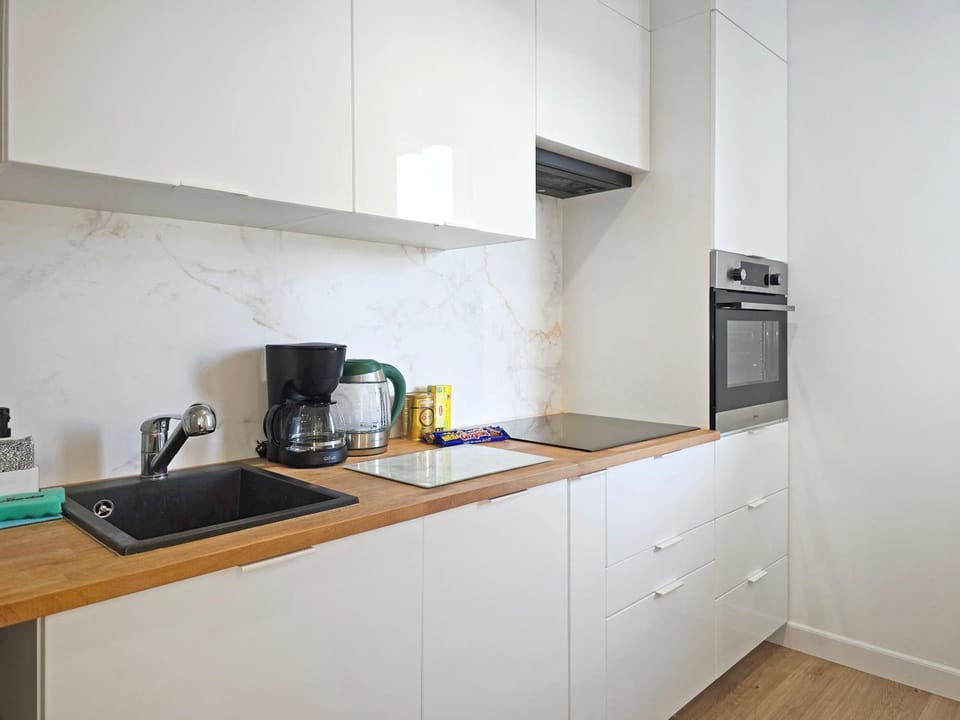 Coffee/tea facilities, Kitchen or kitchenette, oven, stove