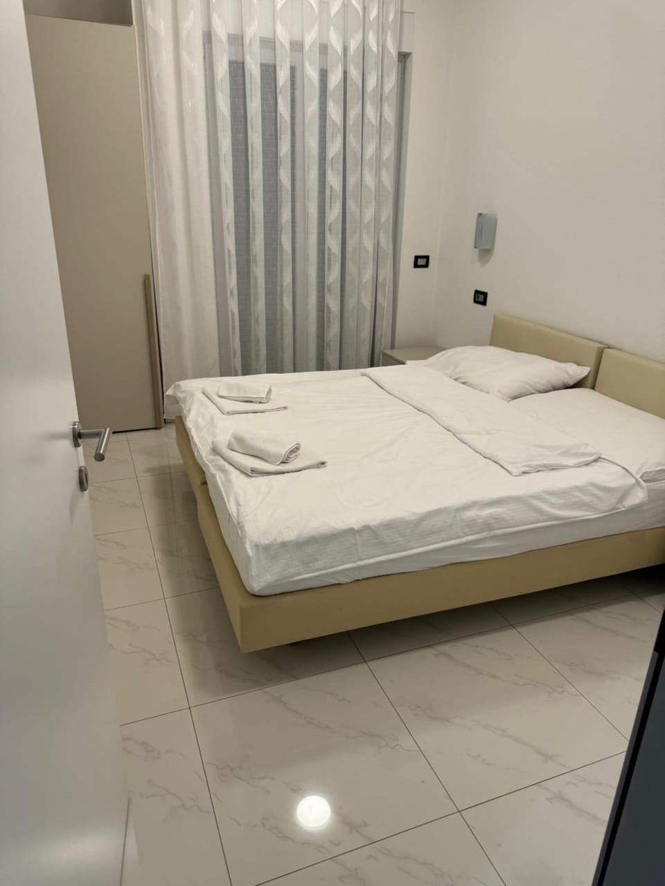 Bed, TV and multimedia, Bedroom, wardrobe, air conditioner