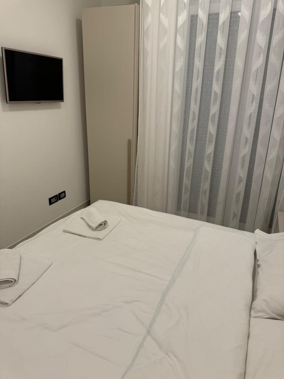Bed, TV and multimedia, Bedroom, wardrobe, air conditioner