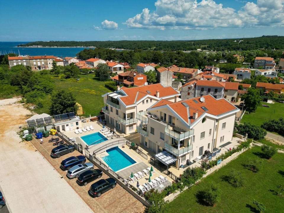 Property building, Day, Natural landscape, Bird's eye view, City view, Pool view, Sea view, Swimming pool, Location, Parking, sunbed