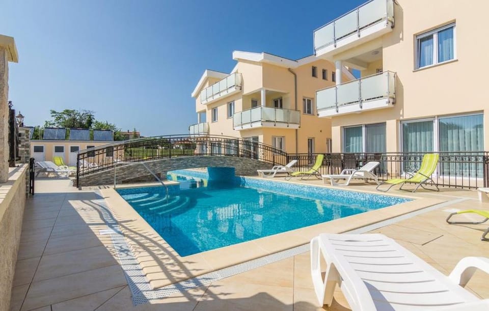Property building, Day, View (from property/room), Balcony/Terrace, Pool view, Swimming pool, sunbed
