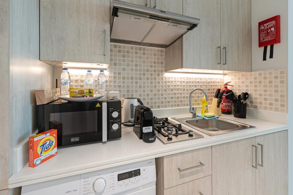 Coffee/tea facilities, Kitchen or kitchenette, stove