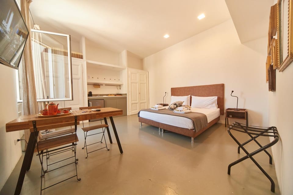 Bed, TV and multimedia, Photo of the whole room, Bedroom