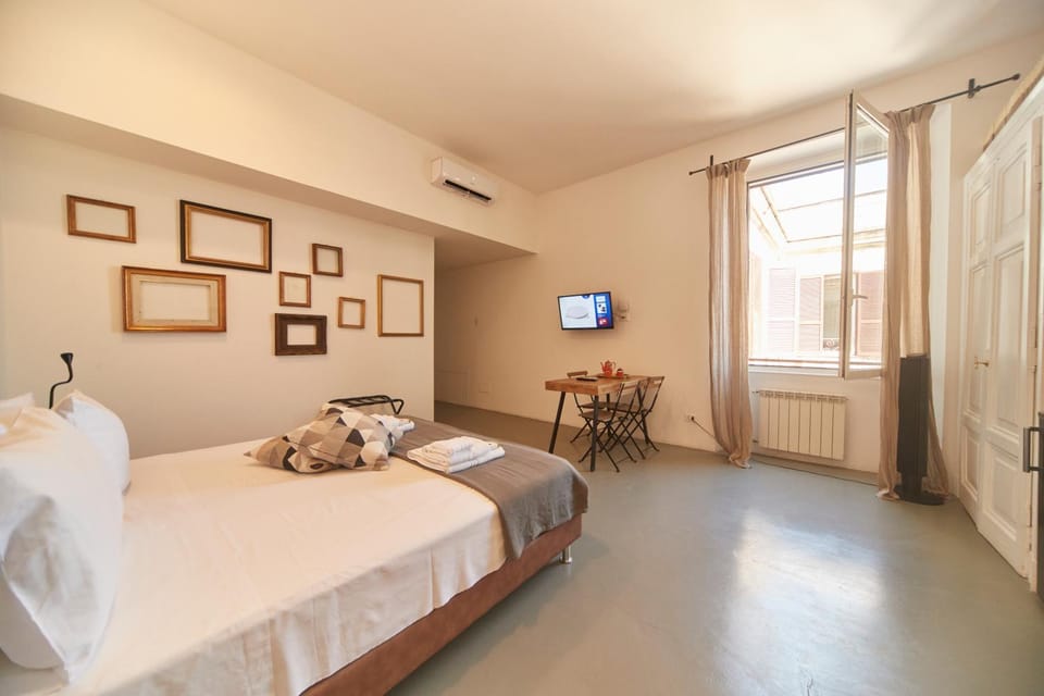 Bed, TV and multimedia, Photo of the whole room, Bedroom, air conditioner