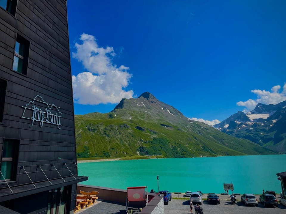 Restaurant/places to eat, Natural landscape, Lake view