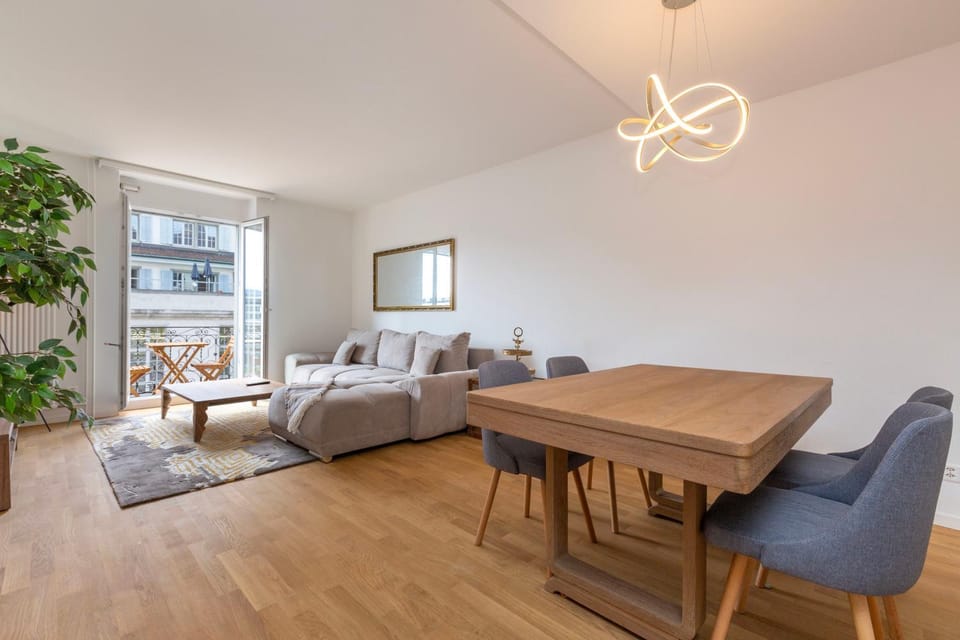 Bed, Living room, Seating area, Dining area